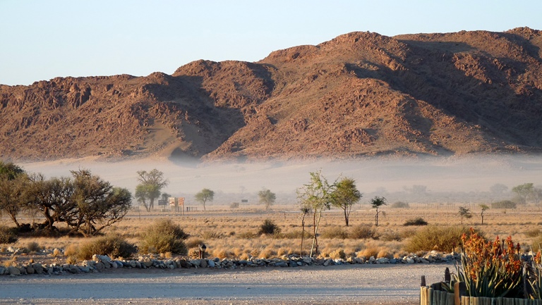 Bodennebel vor den Bergen der Namib